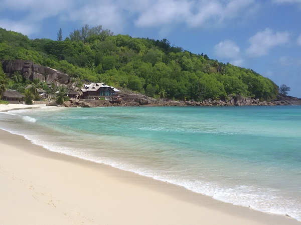 Restare a Mahè, l’isola principale delle Seychelles, consente di ridurre i disagi degli spostamenti e di contenere i costi, senza rinunciare a conoscere lo spirito delle isole.