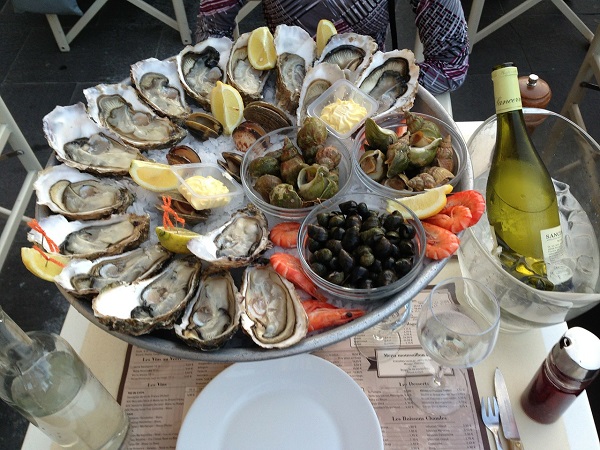 Ma il cibo più raffinato si trova sulla costa atlantica, dove è possibile mangiare ottime ostriche (huîtres), granchi e frutti di mare.