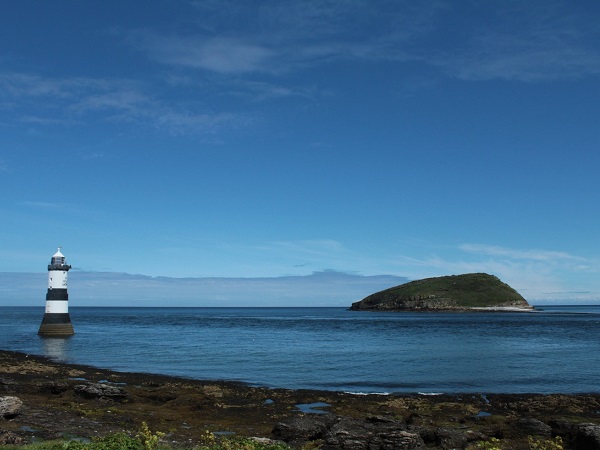 Il Penmon Lighthouse, immerso nel blu, scandisce rintocchi ogni 30 secondi per segnalare la sua presenza.