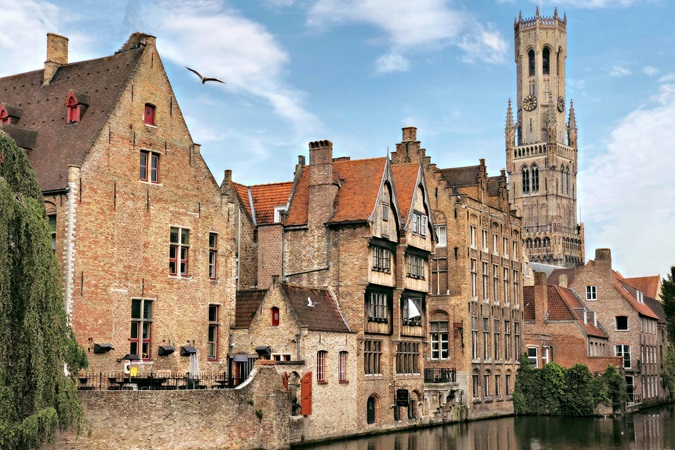 Tagliata da più di cento canali che la attraversano come una lieve ragnatela argentata, Bruges può essere visitata in modo molto romantico: imbarcandosi su uno dei battelli a disposizione dei tanti visitatori.