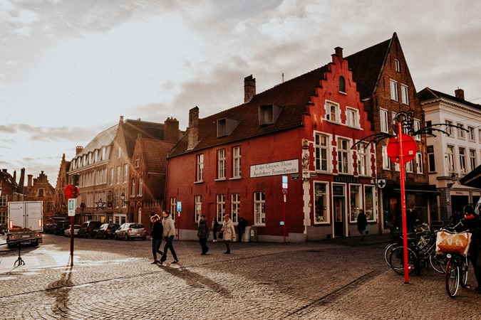 Bruges, facilmente raggiungibile in treno da Bruxelles, è meta ideale per la fuga di una giornata o come tappa per un itinerario più ampio nelle terre fiamminghe.