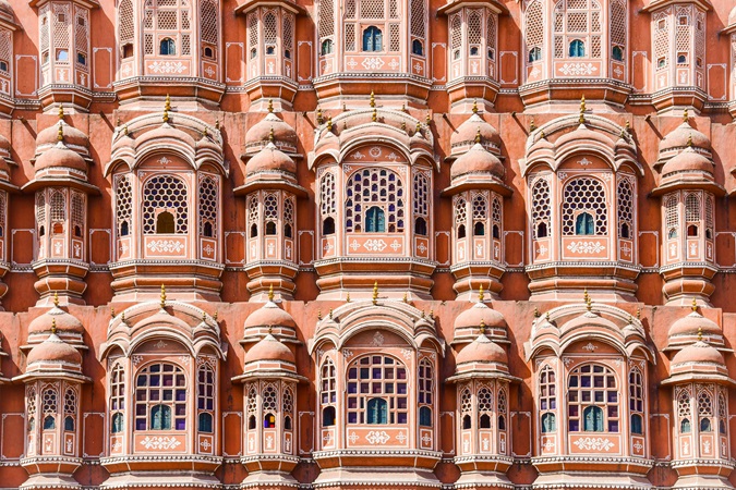 Hawa Mahal, spettacolare costruzione simbolo di Jaipur. Alta 5 piani, comprende 935 finestre da cui le regine e le dame di corte potevano osservare il mondo esterno senza essere viste.