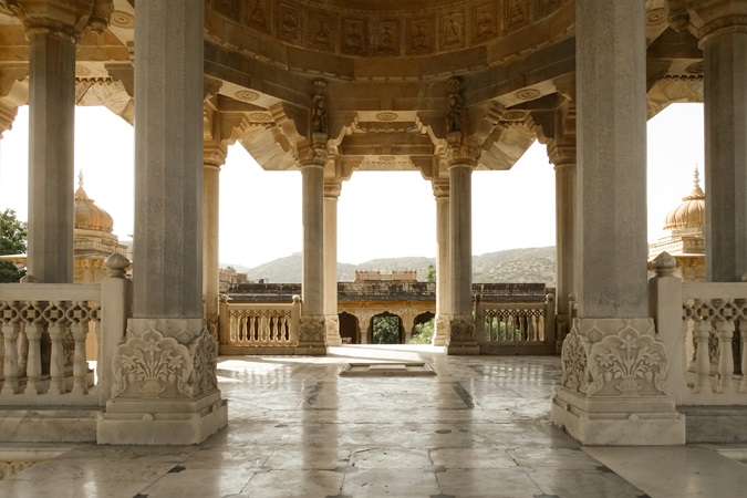 Jaipur deve la sua fama al colore dei suoi antichi edifici, dipinti o costruiti in pietra arenaria rosata.