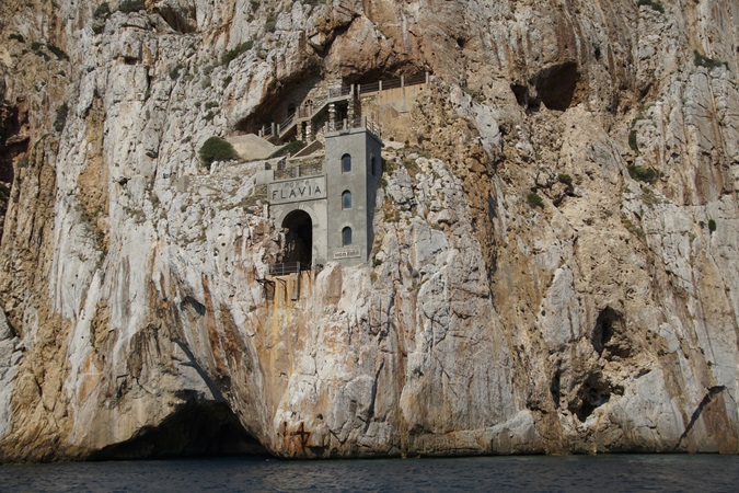 Porto Flavia, sulla costa occidentale della Sardegna, testimonia l'attività mineraria che ha interessato l'isola nell'Ottocento.