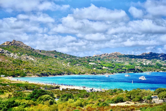 Sardegna, meta ambita per le ferie estive con i suoi 1600 chilometri di coste.