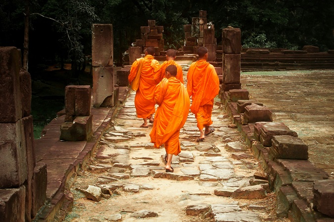 Lungo il Mekong, e anche fra i templi di Angkor, si stendono pure le tuniche arancioni e giallo zafferano dei monaci.