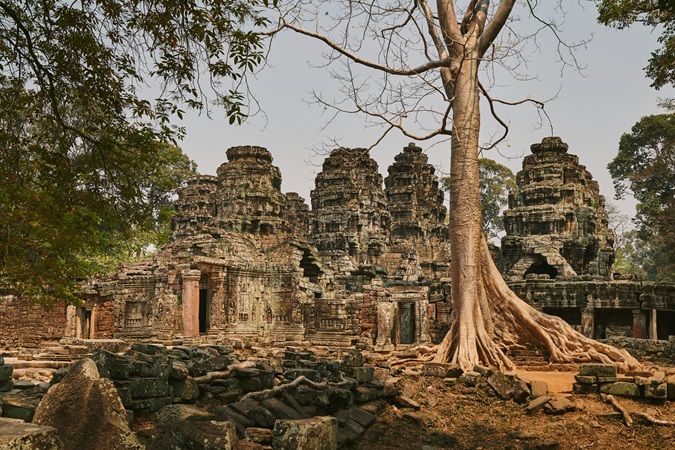 Angkor è sempre stata una battaglia tra la natura e gli esseri umani: per come fu difficile costruirla e per come è stato incredibile ritrovarla.