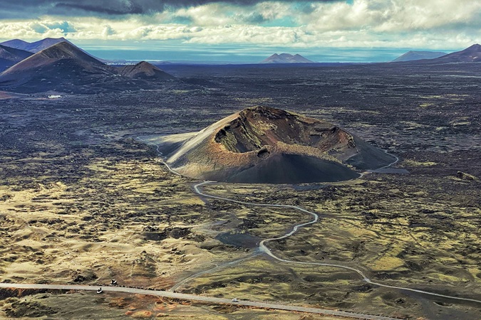 A Lanzarote è possibile contemplare una natura selvaggia e primordiale che, anche nei luoghi plasmati dall’uomo, rimane assolutamente inconfondibile.