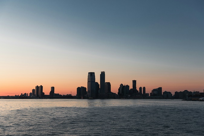 La Palisades Interstate Parkway è una strada iconica del New Jersey: corre lungo il fiume Hudson e offre viste mozzafiato dello skyline di Manhattan.