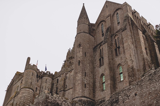 Mont Saint-Michel: il modesto oratorio in una grotta si è trasformato in una chiesa carolingia, successivamente ristrutturata in chiave romanica e quindi in gotico fiorito.