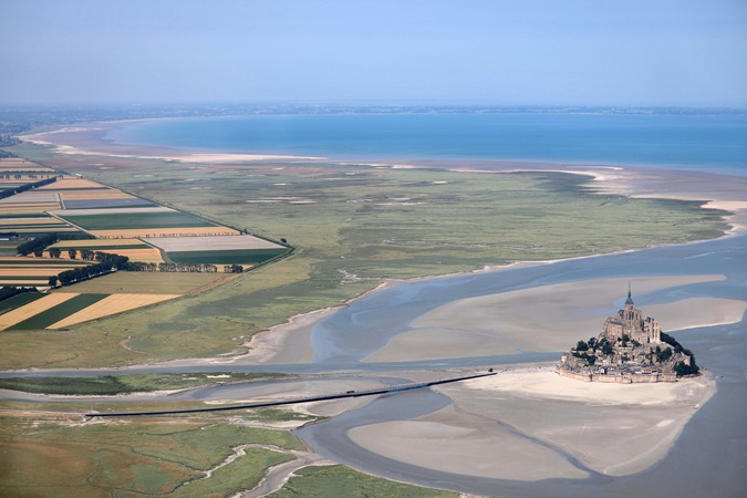 Isolata una volta al giorno dalla marea dell’Oceano Atlantico, l’abbazia di Mont Saint-Michel è stata sempre tanto inviolabile dall’esterno quanto difficile da abbandonare.