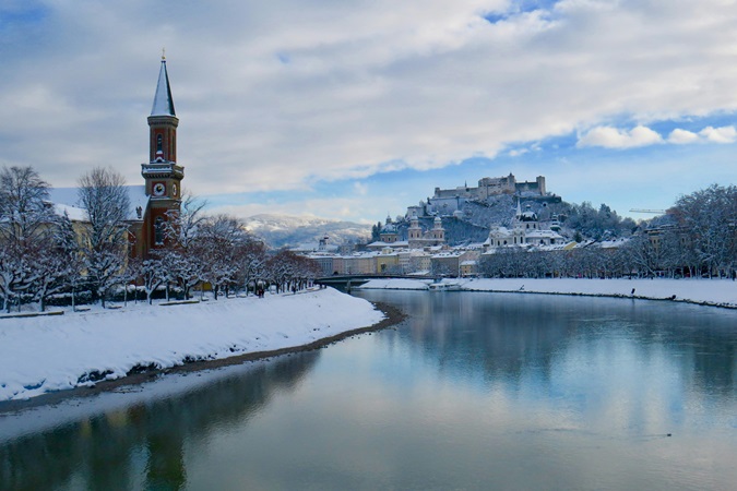 Vista di Salisburgo ricoperta di neve.