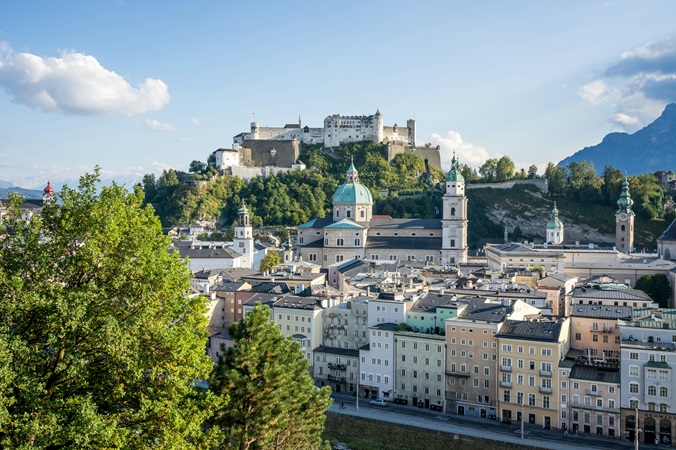 Vista del castello di Salisburgo in una giornata di sole.