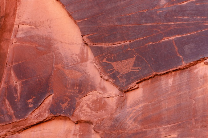 Primo piano di un'incisione rupestre della Monument Valley.