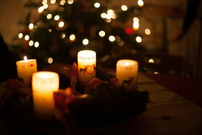 Un adventkranz, coroncina di rami di pino con quattro candeline da accendere nelle altrettante domeniche d’Avvento.