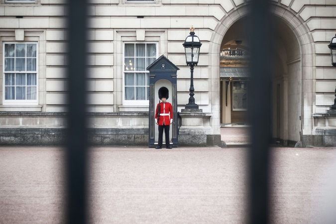 Fotografia di una guarda a Buckingham Palace, Londra.