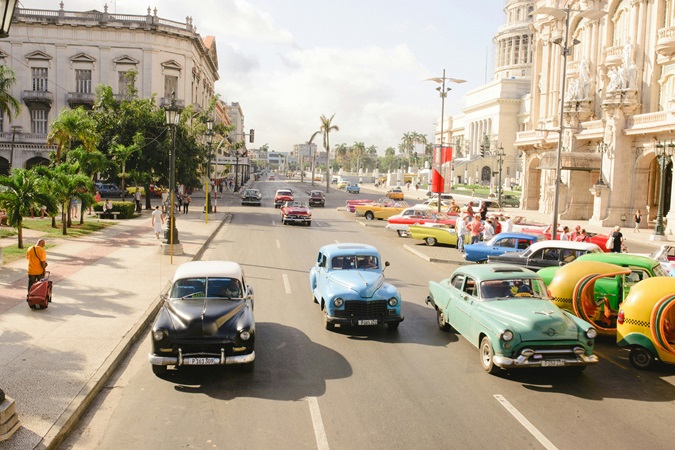 Fotografia delle strade de L'Avana, capitale cubana che proponiamo come meta di viaggio per la Pasqua 2025.