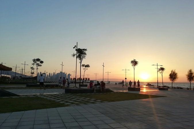 Vista del lungomare di Smirne in un tramonto estivo, simbolo di un momento di relax al termine di un tour in Turchia.