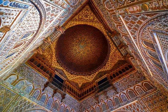 Primo piano del soffitto dell'Alcazar di Siviglia, una delle mete imperdibili dell'Andalusia.