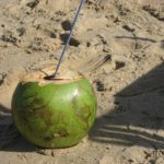 Il dissetante latte di cocco, la bevanda di Copacabana