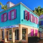 I tipici edifici colorati di Tortola, l'isola principale delle BVI