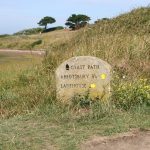Una pietra di segnalazione del sentiero Coast Path presso Weymouth