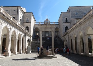 Abbazia Di Montecassino – Isola Del Liri - Area Faunistica Dell’orso - Frosinone (126 Km - 2,5 H Circa).jpg