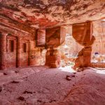 L'interno di uno dei templi di Petra