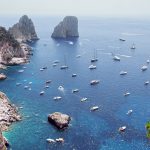 Panoramica del mare che circonda l'isola di Capri