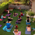 Yoga nel giardino dell'hotel