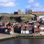 La cittadina di Whitby con le rovine della cattedrale