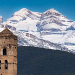 Le montagne dietro il borgo di Ainsa, Spagna